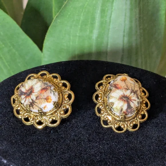 Vintage Gold Tone Chain With Elegant Gold Floral Sugar Pendant And Earrings - Picture 5 of 9